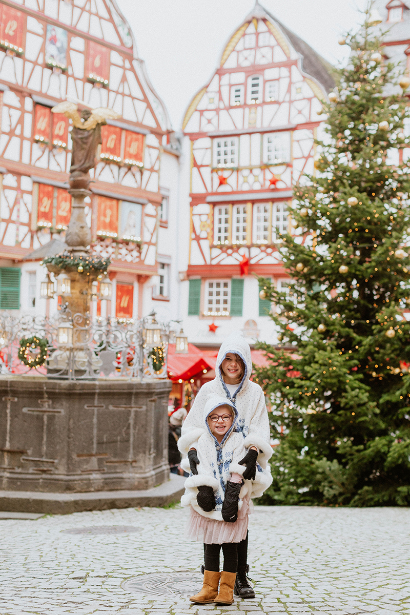 Sisters pose together for these Bernkastel-Kues Christmas mini sessions near Kaiserslautern, Germany