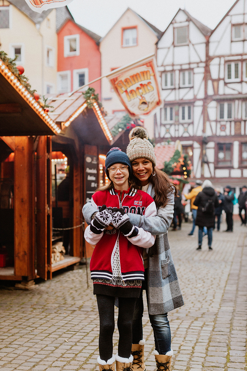 A mother poses with her daughter for these Bernkastel-Kues Christmas mini sessions near Kaiserslautern, Germany