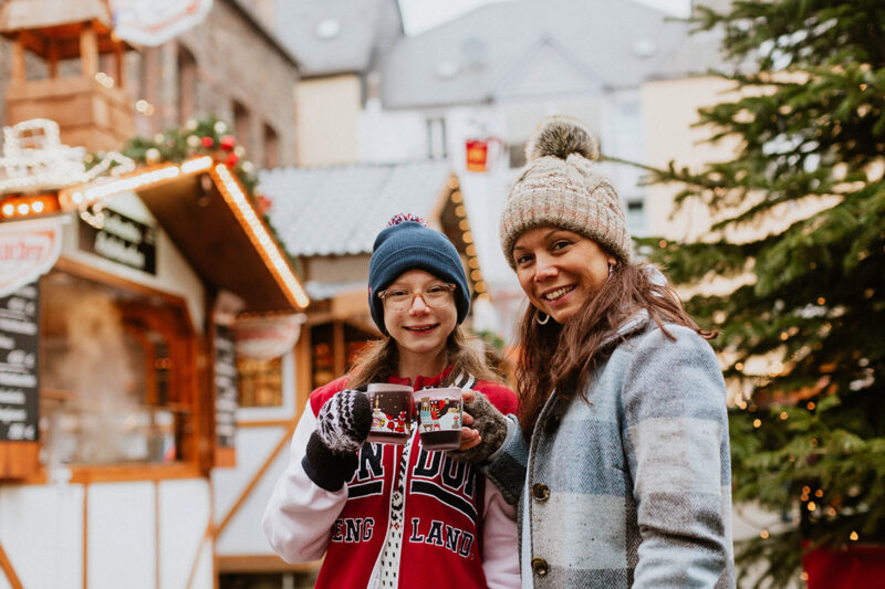 A mother poses with her daughter for these Bernkastel-Kues Christmas mini sessions near Kaiserslautern, Germany