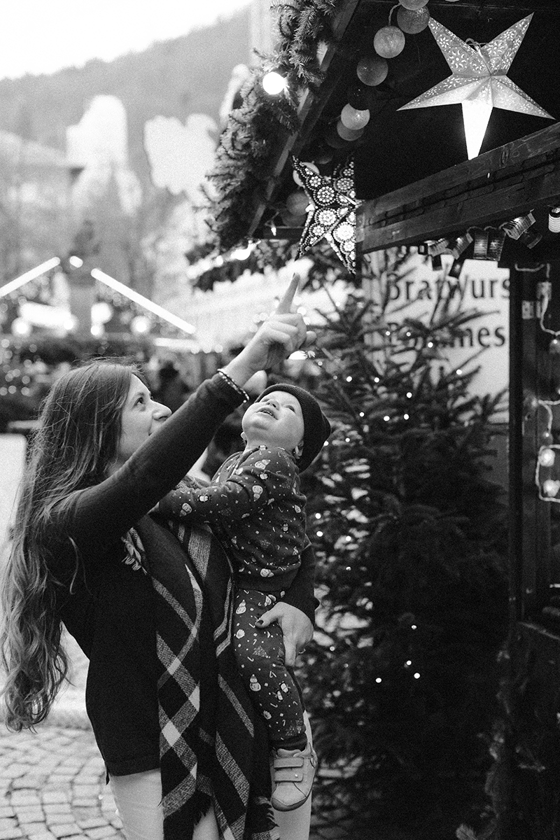 A mother poses with her daughter for this Heidelberg Christmas market photography mini sessions near Kaiserslautern, Germany